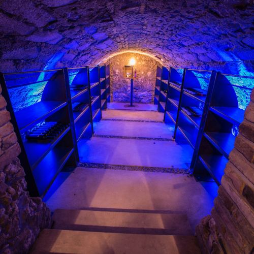 Stylová kavárna a club a klasický vinný sklep